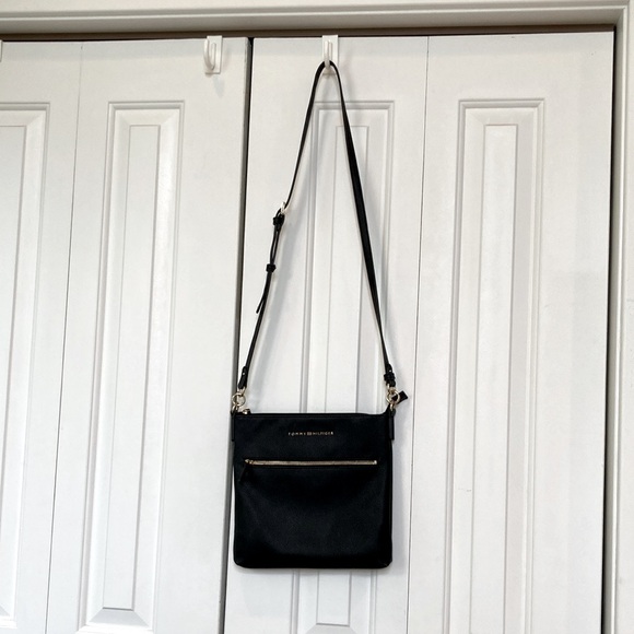 Tommy Hilfiger crossbody. - Picture 9 of 14